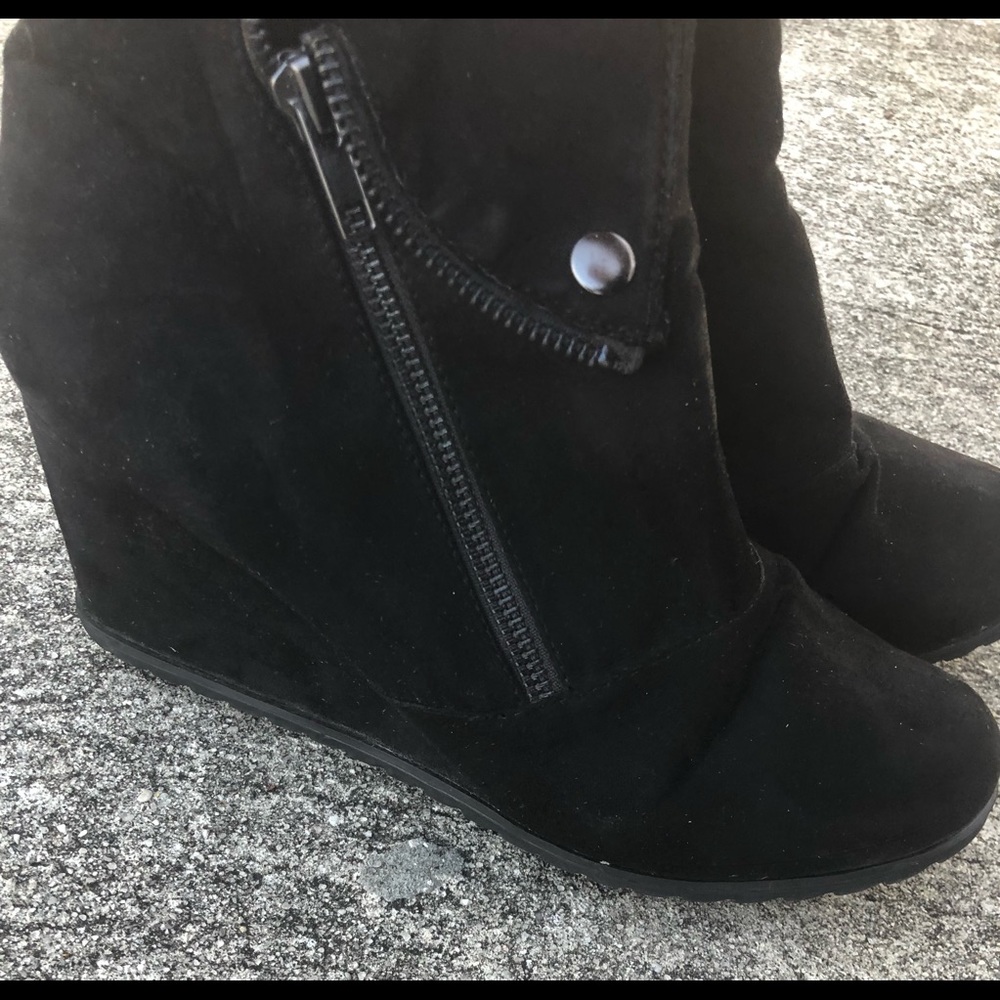 Women 2 Lips Too size 9 boots